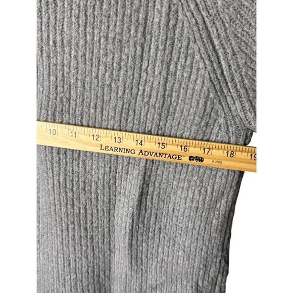 GUESS Mockneck Ultra-Soft Grey Ribbed Sweater Sz M EUC Lt Grey Long Sleeves - Picture 10 of 10